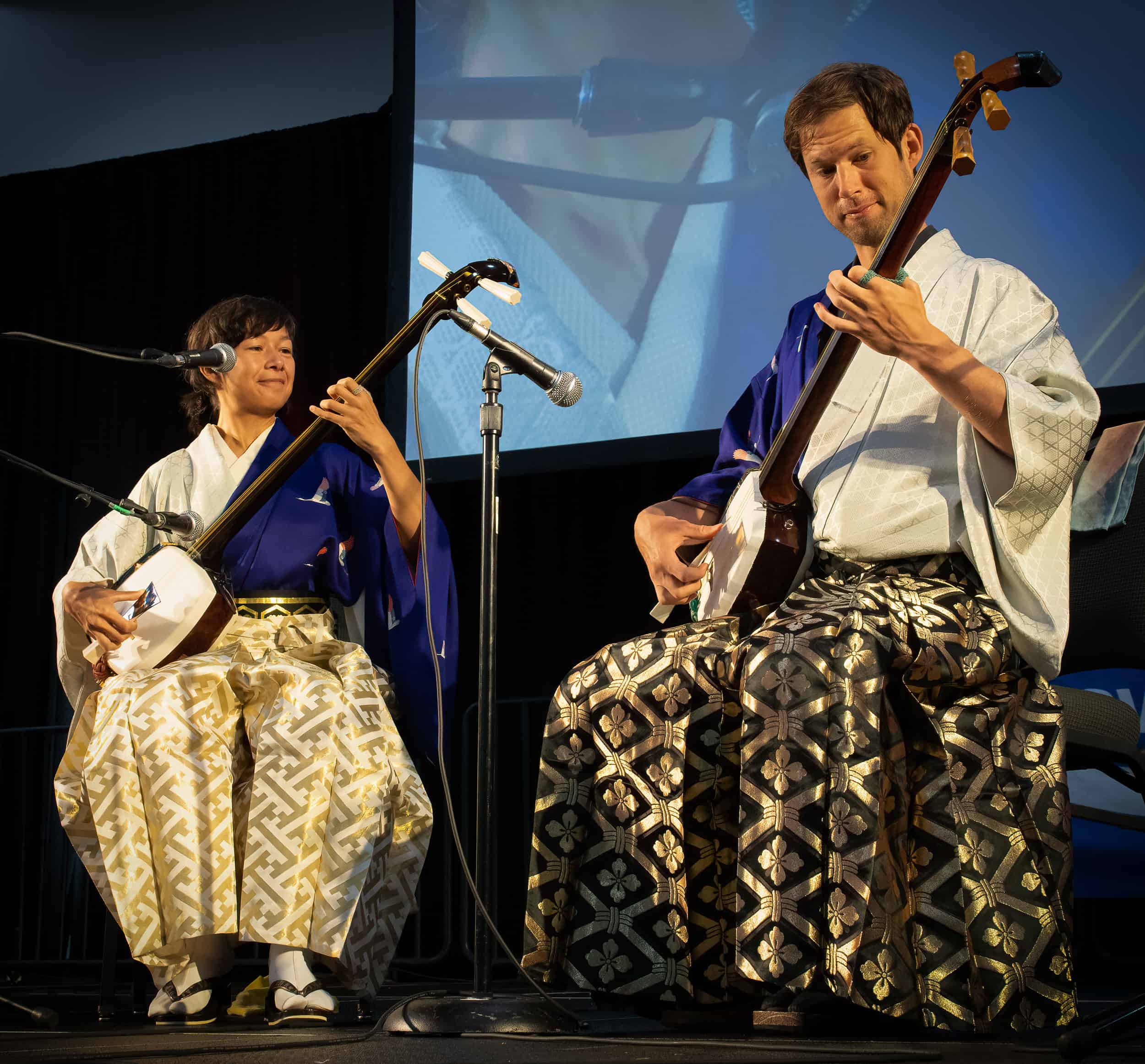 Kyle Abbott und Su Bunjamin spielen Shamisen in Kimono beim Japanfest Atlanta 2022